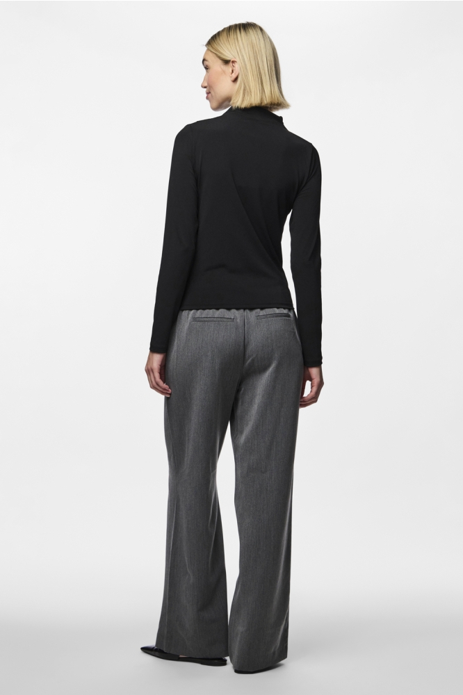 Pieces zwarte dames t-shirt | Model achteraanzicht