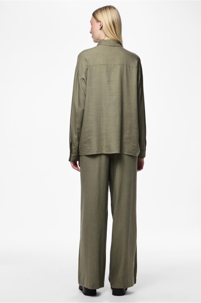 Pieces groene dames blouse | Model achteraanzicht