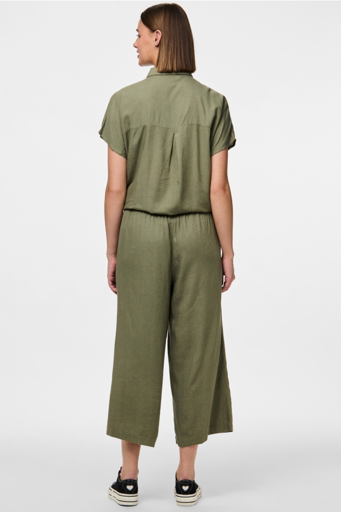 Pieces groene dames blouse | Model achteraanzicht