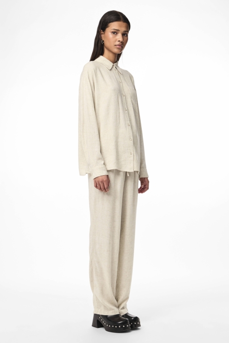 Pieces beige dames blouse | Model zijaanzicht