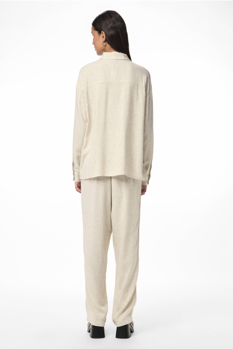 Pieces beige dames blouse | Model achteraanzicht