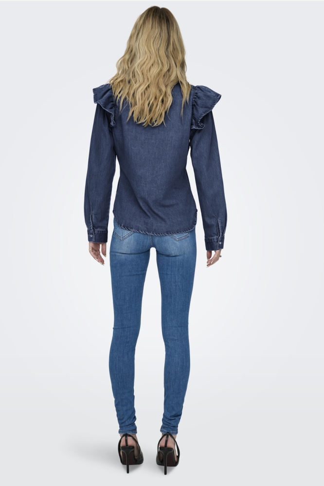 Only blauwe dames blouse | Model achteraanzicht