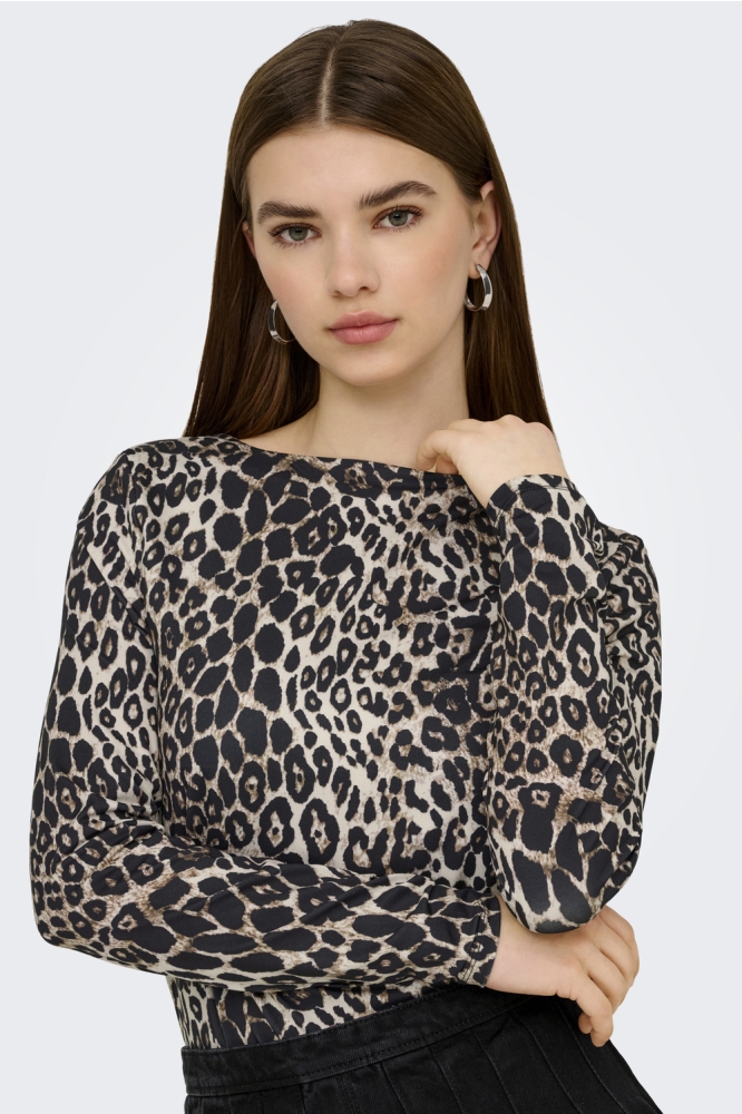 Only camel dames t-shirt | Model