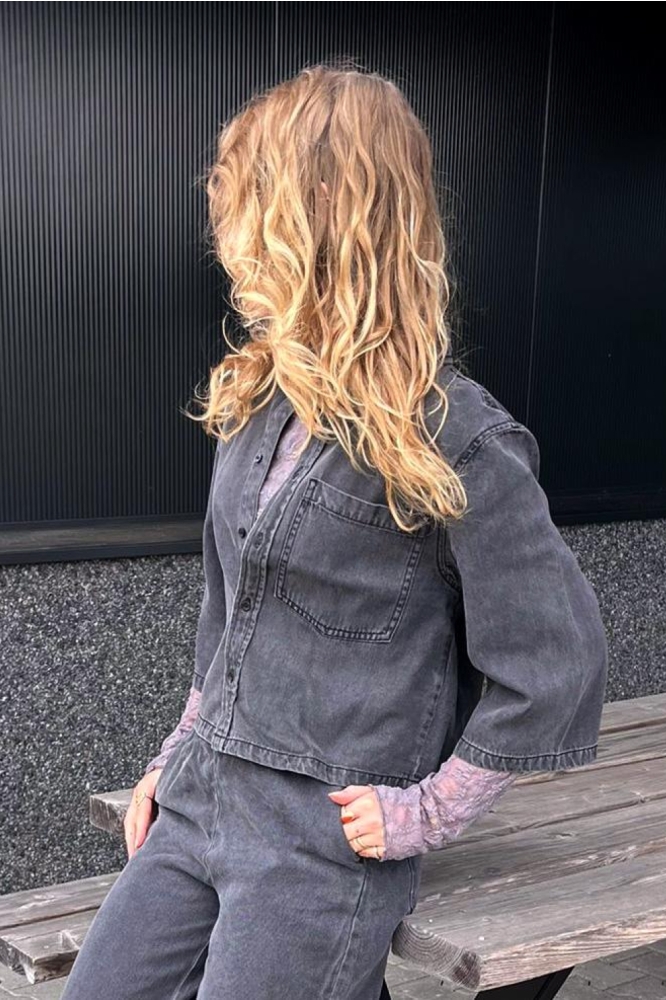 Pieces grijze dames t-shirt | Sfeerbeeld, In situatie