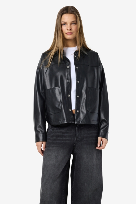 Noisy may zwarte dames blouse | Model vooraanzicht