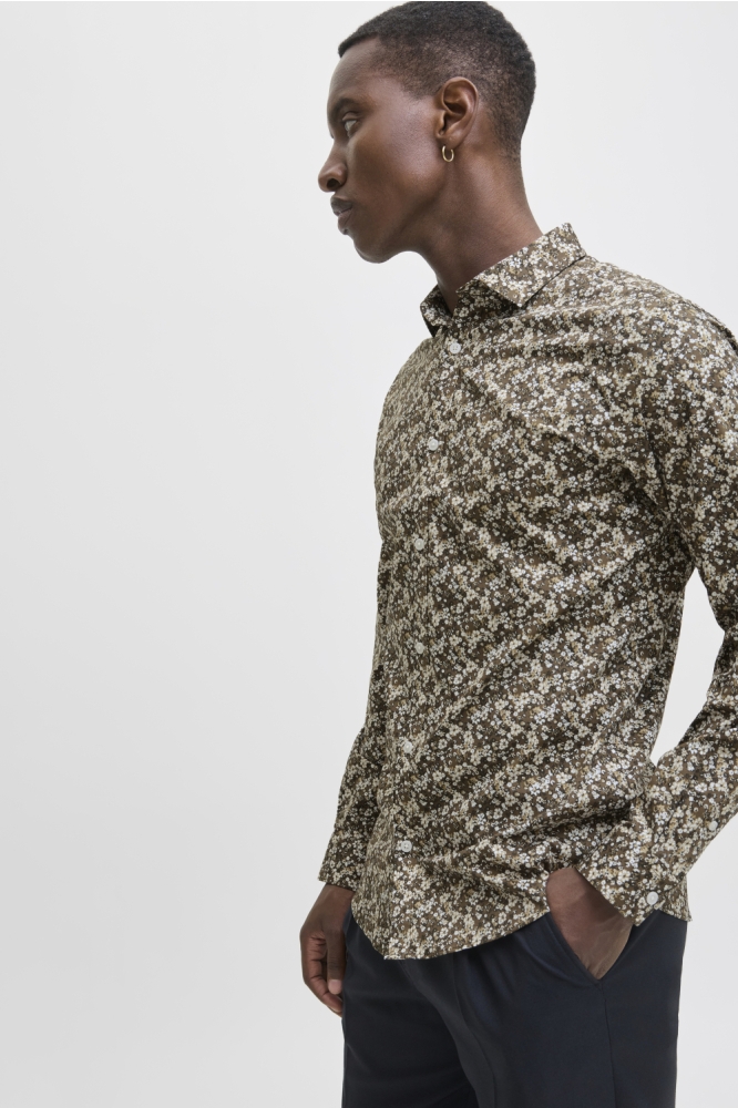 Jack & Jones bruine heren overhemd | Model zijaanzicht