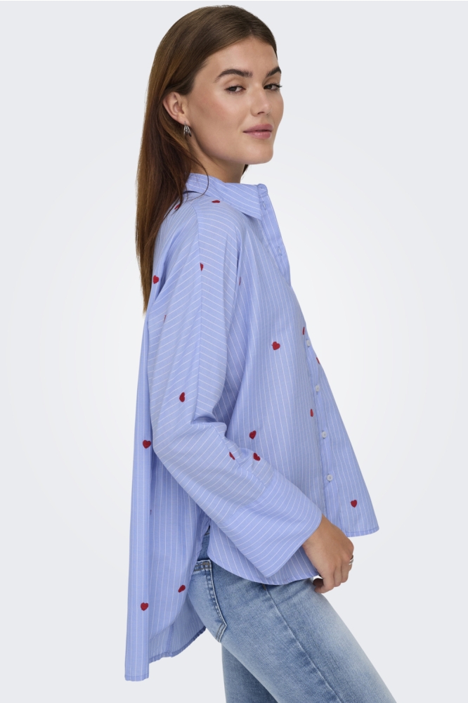Only blauwe dames blouse | Model zijaanzicht