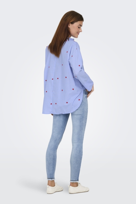 Only blauwe dames blouse | Model achteraanzicht