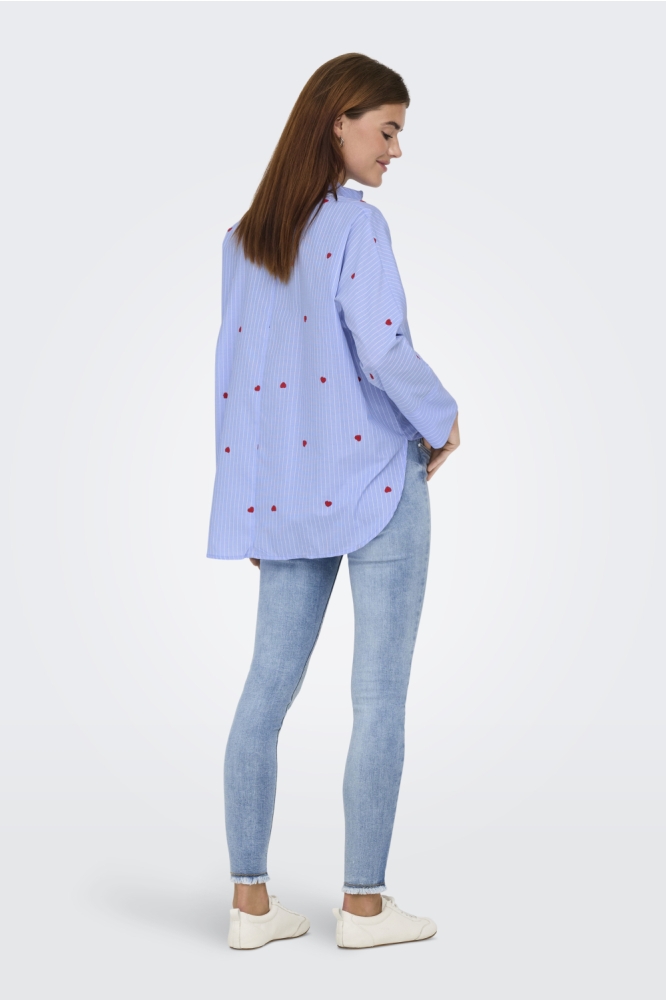 Only blauwe dames blouse | Model achteraanzicht