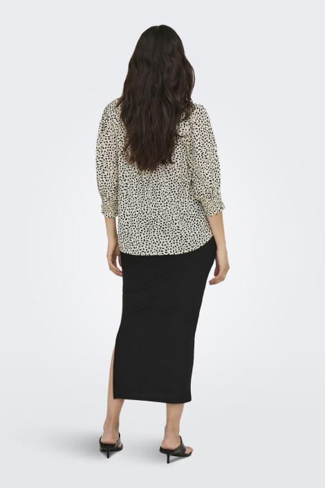 Only ecru dames blouse | Model achteraanzicht