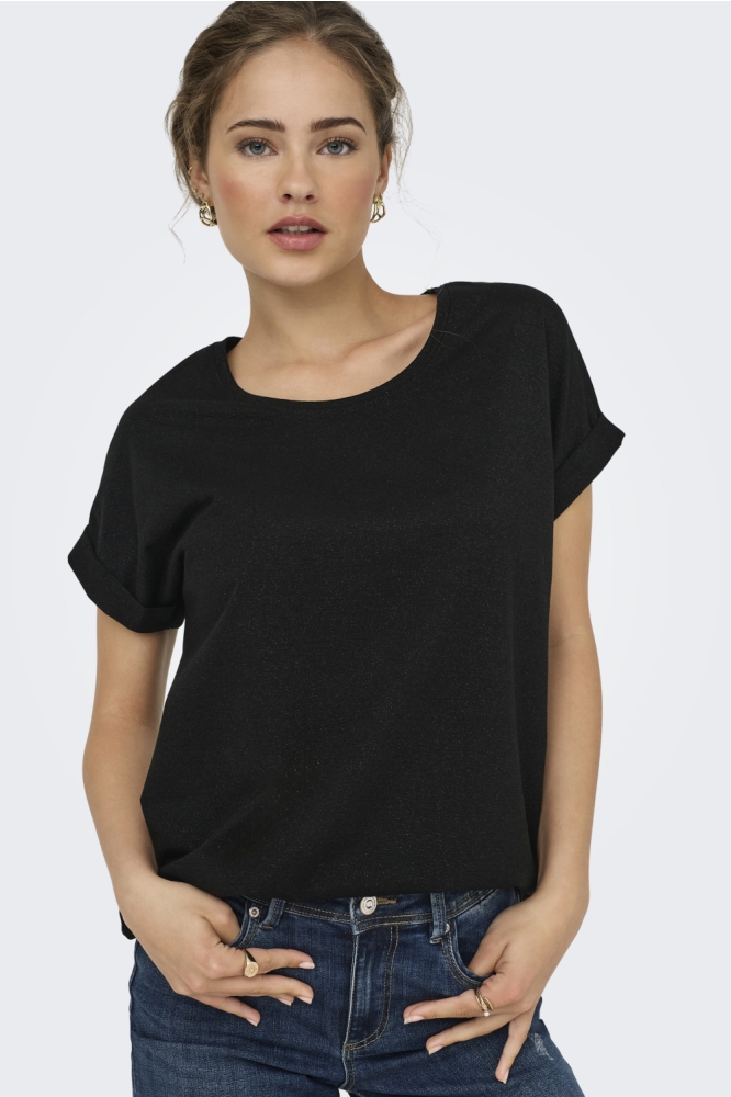 Only zwarte dames t-shirt | Model vooraanzicht