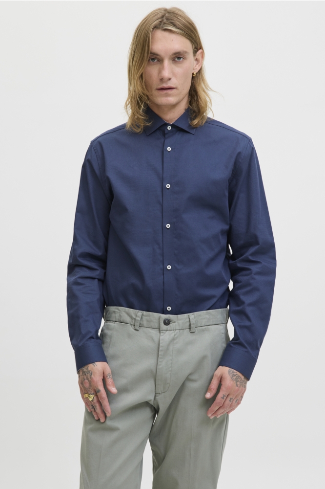 Jack & Jones blauwe heren overhemd | Model vooraanzicht