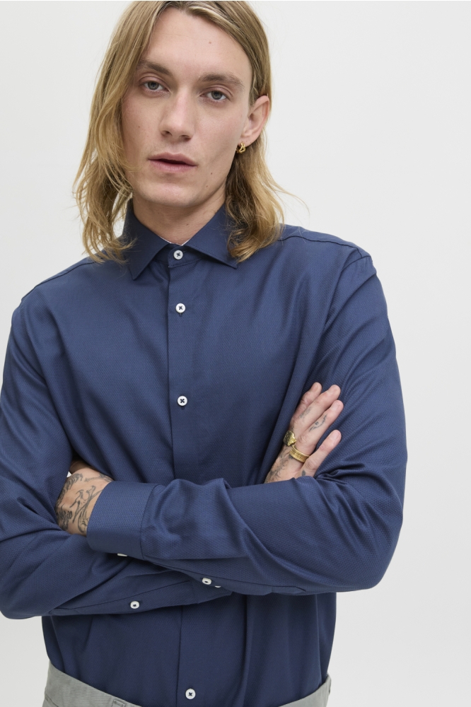 Jack & Jones blauwe heren overhemd | Model vooraanzicht