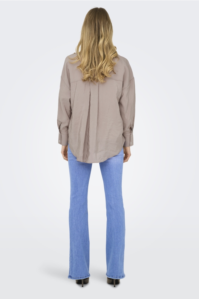 Only beige dames blouse | Model achteraanzicht