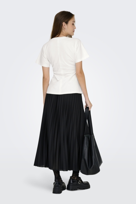 Only ecru dames t-shirt | Model achteraanzicht