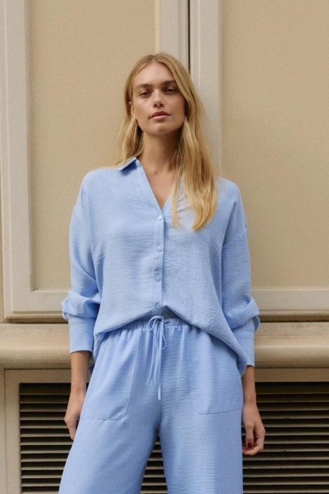 Vero Moda blauwe dames blouse | Sfeerbeeld, In situatie