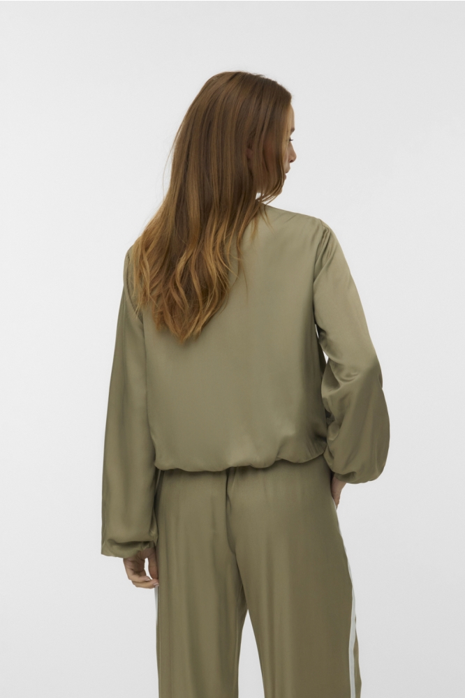 Vero Moda groene dames jas | Model achteraanzicht