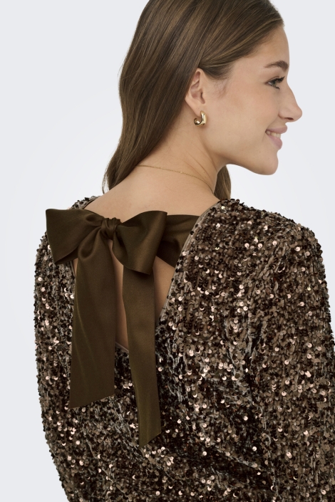 Only zand dames t-shirt | Model achteraanzicht