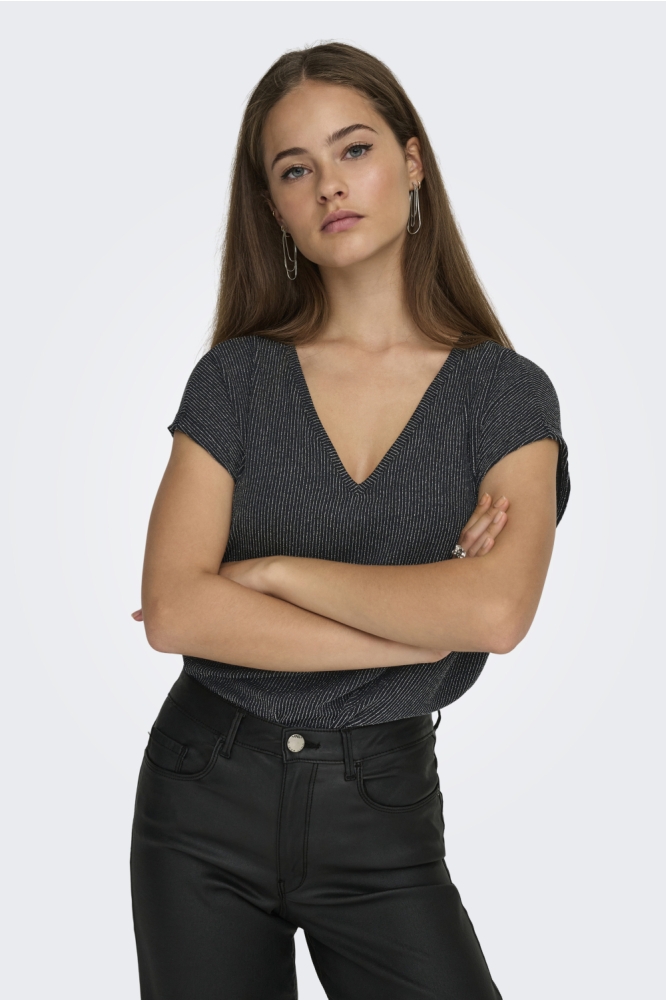 Only zwarte dames t-shirt | Model vooraanzicht