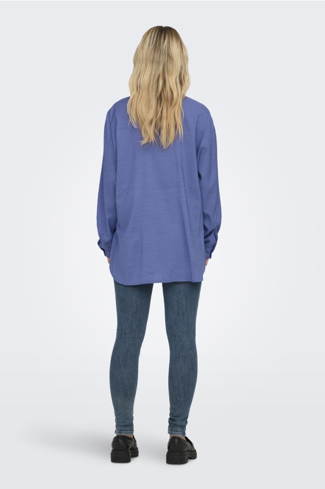 Only blauwe dames blouse | Model achteraanzicht