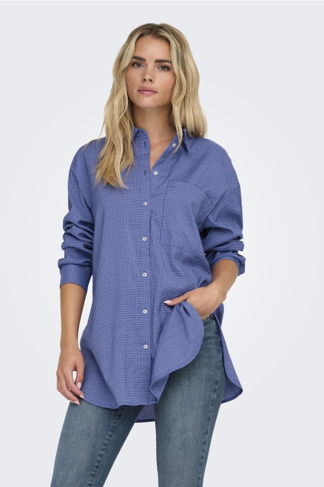 Only blauwe dames blouse | Model zijaanzicht