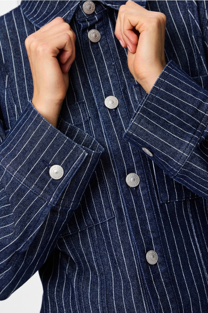 Pieces blauwe dames blouse | Close up