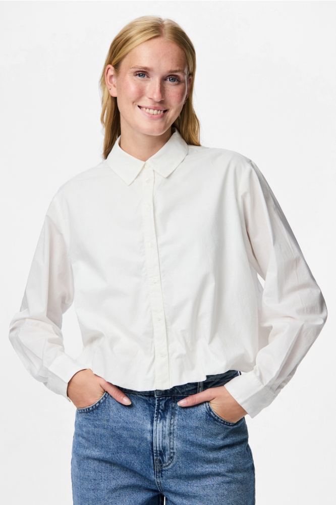 Pieces witte dames blouse | Model vooraanzicht