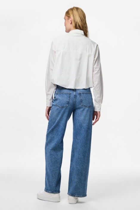 Pieces witte dames blouse | Model achteraanzicht