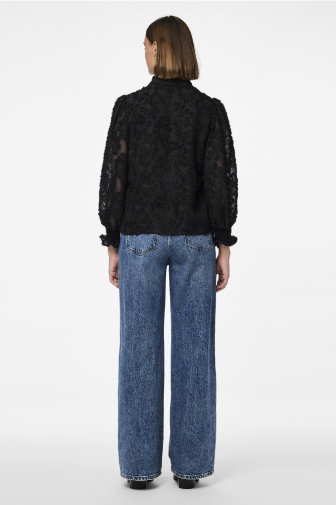 Pieces zwarte dames blouse | Model achteraanzicht