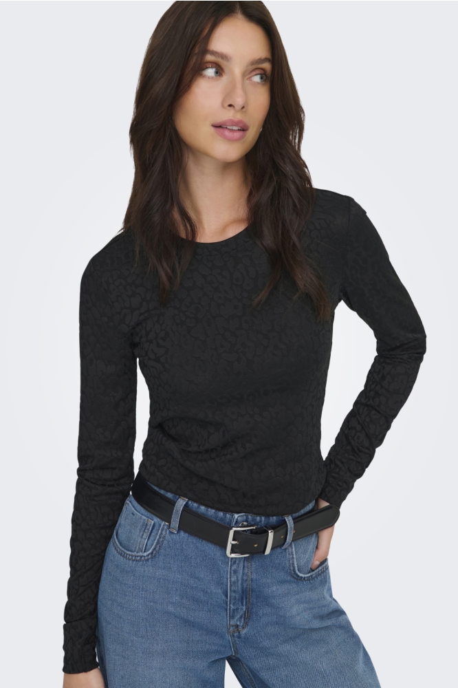 Only zwarte dames t-shirt | Model vooraanzicht