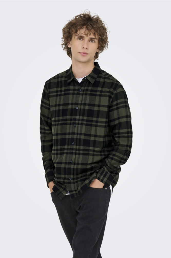Only & Sons groene heren overhemd | Model vooraanzicht