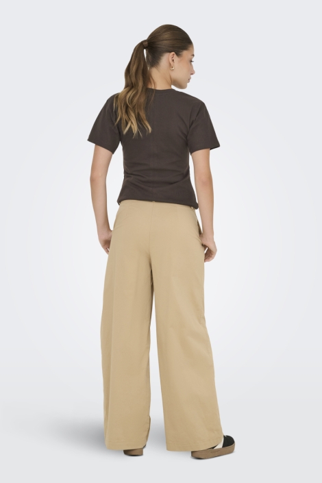 Only bruine dames t-shirt | Model achteraanzicht