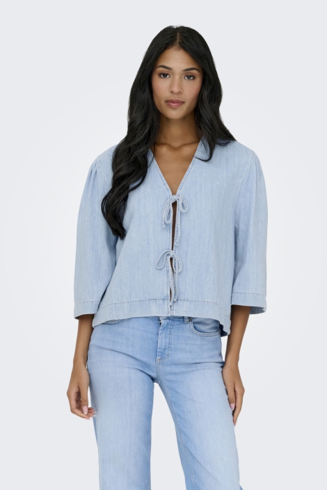 Only blauwe dames blouse | Model vooraanzicht