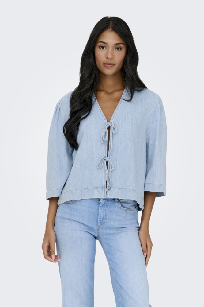 Only blauwe dames blouse | Model vooraanzicht