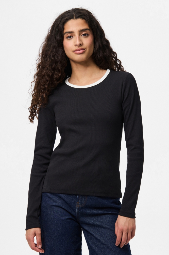 Pieces zwarte dames t-shirt | Model vooraanzicht