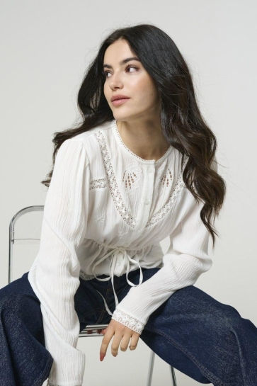 Jacqueline de Yong JDYCAMILLE L/S EMBROIDERY TOP WVN E 15372210 CLOUD DANCER