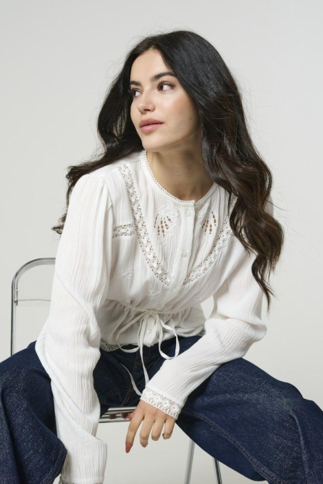 Jacqueline de Yong witte dames blouse | Model vooraanzicht