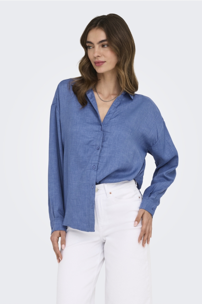 Only blauwe dames blouse | Model vooraanzicht