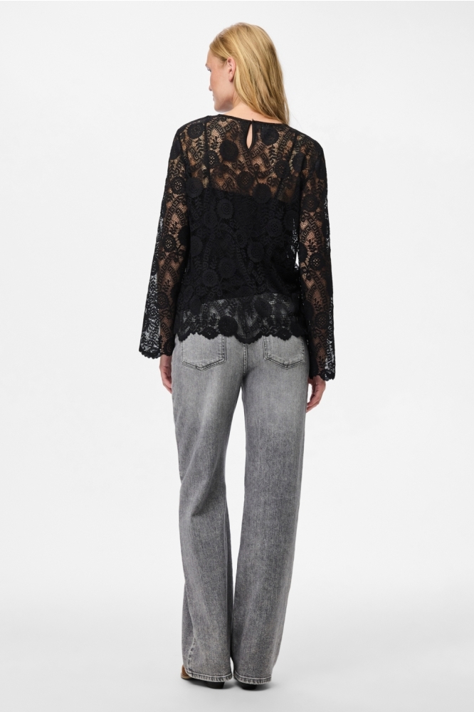 Pieces zwarte dames t-shirt | Model achteraanzicht