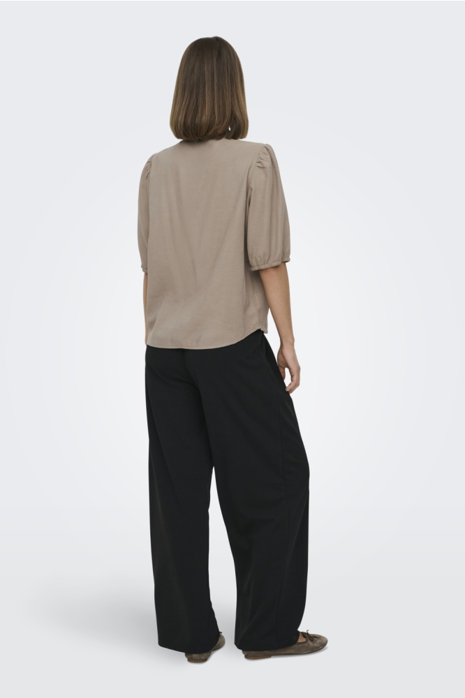 Only taupe dames blouse | Model achteraanzicht