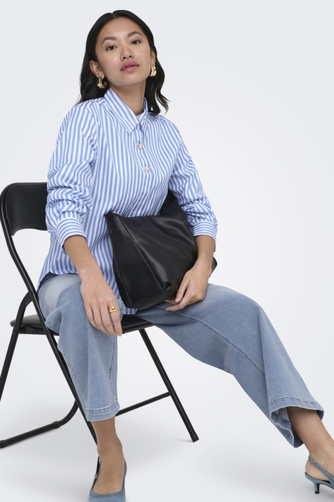 Only blauwe dames blouse | Sfeerbeeld, In situatie