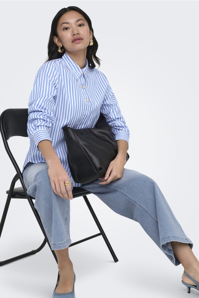 Only blauwe dames blouse | Sfeerbeeld, In situatie