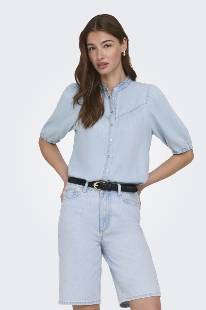 Only blauwe dames blouse | Model vooraanzicht