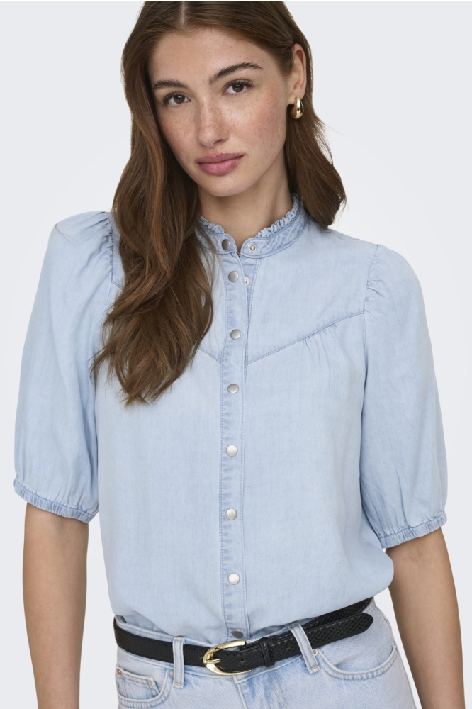 Only blauwe dames blouse | Model vooraanzicht