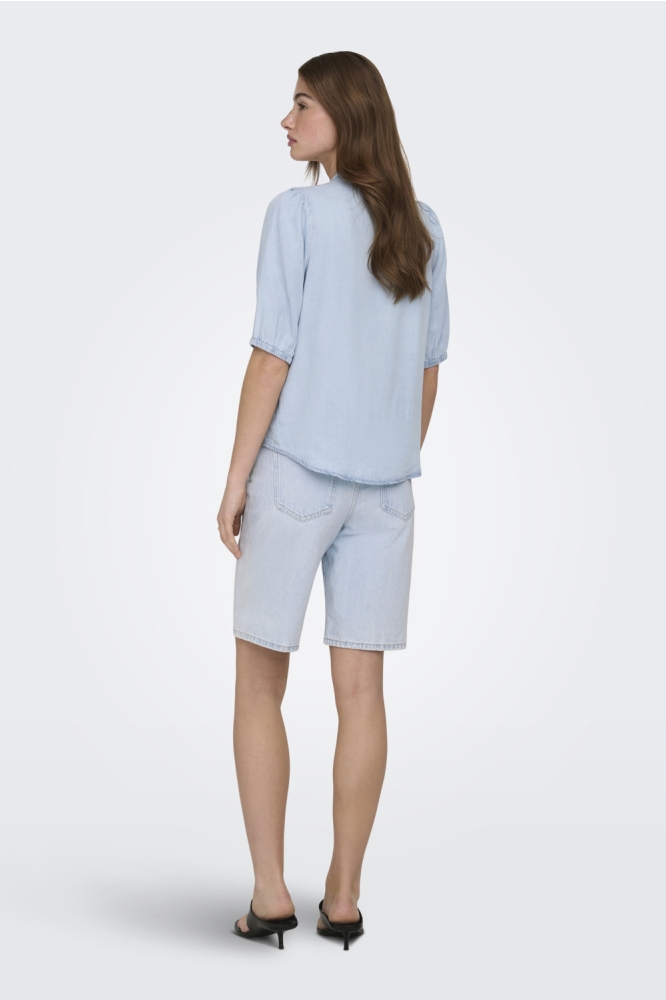 Only blauwe dames blouse | Model achteraanzicht