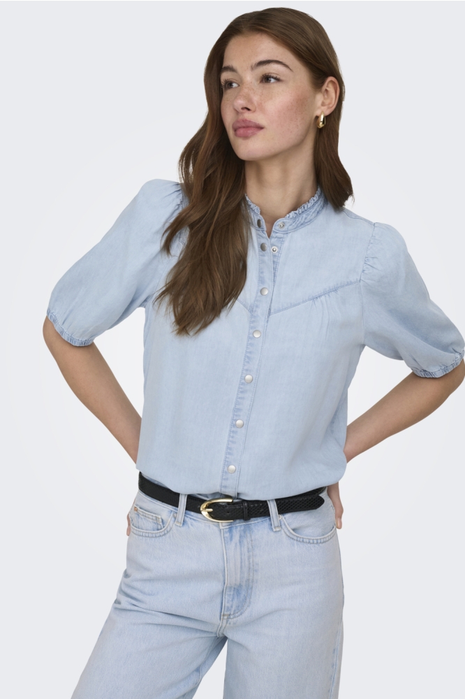 Only blauwe dames blouse | Model vooraanzicht
