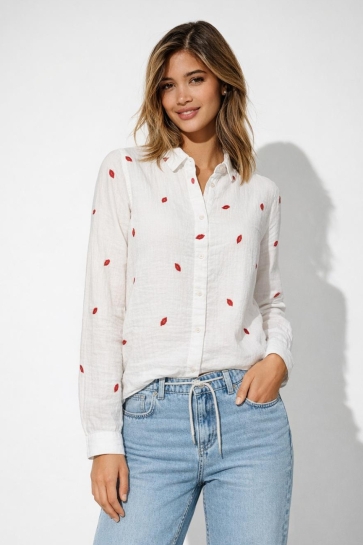 Only ONLNOELLA-MIA L/S KISS SHIRT WVN CS 15367081 CLOUD DANCER/SMALL LIPS IN RED