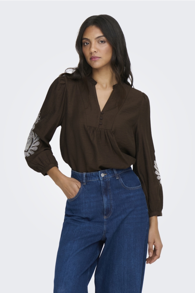 Only bruine dames blouse | Model vooraanzicht