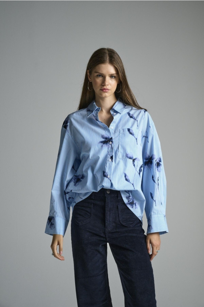 Only blauwe dames blouse | Model vooraanzicht