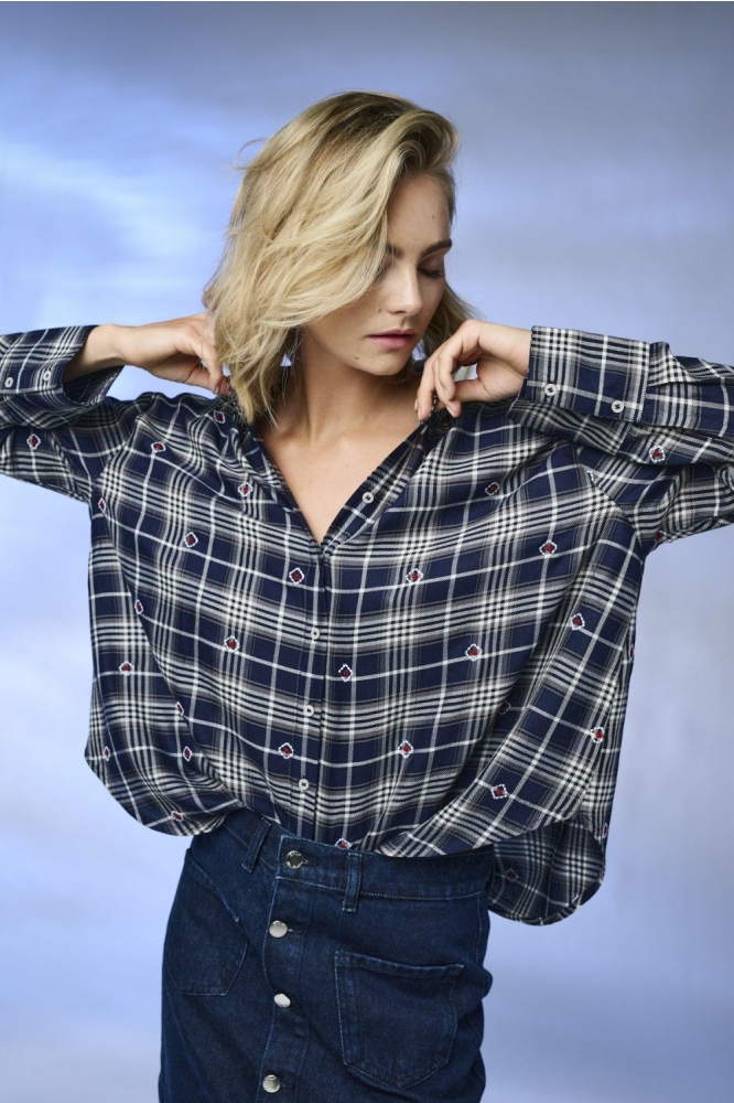 Only blauwe dames blouse | Model vooraanzicht